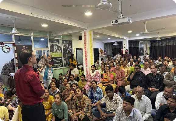 guiding-group-of-people-in-seminar